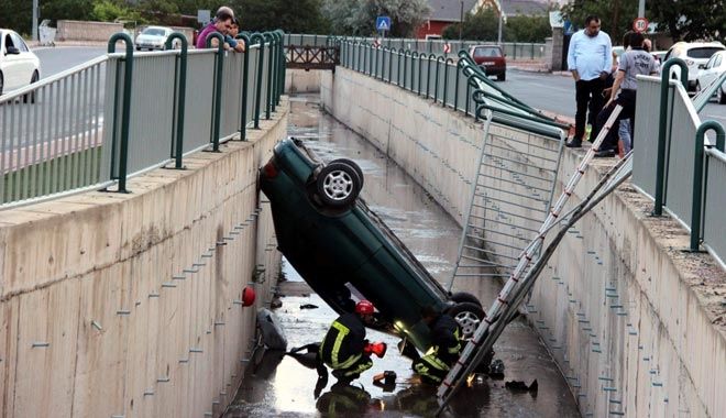 Yoldan Çıkan Otomobil Kanala Düştü