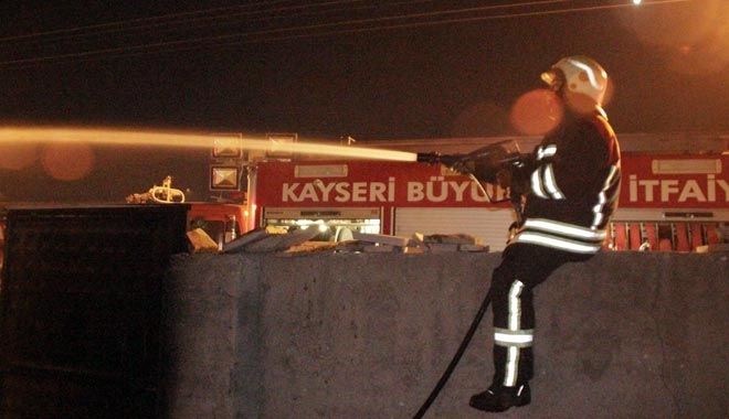 Gecekondunun kömürlüğünde çıkan yangını