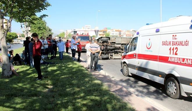 SURİYELİ İŞÇİLERİ TAŞIYAN MİNİBÜS DEVRİLDİ