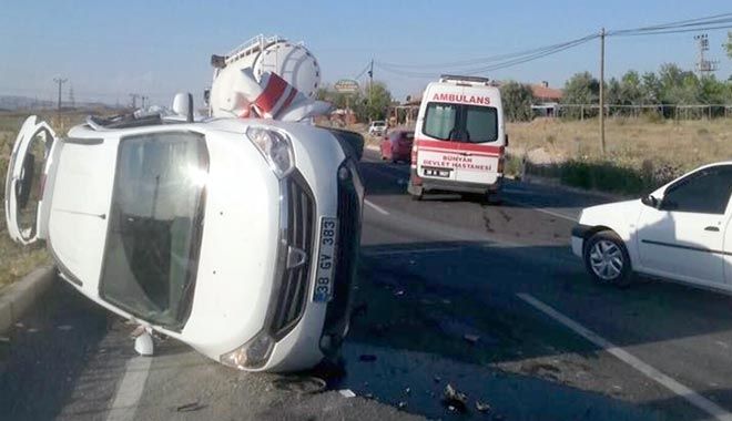 AMBULANS İLE MİNİBÜS ÇARPIŞTI