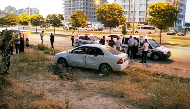 KALDIRIMDA YÜRÜRKEN OTOMOBİL ÇARPTI