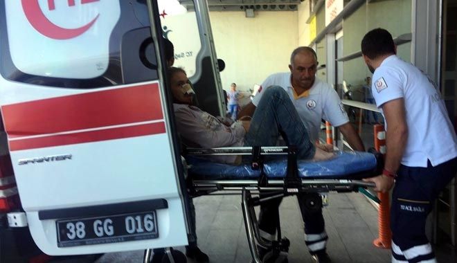 PINARBAŞI´NDA SOPALI BIÇAKLI KAVGA