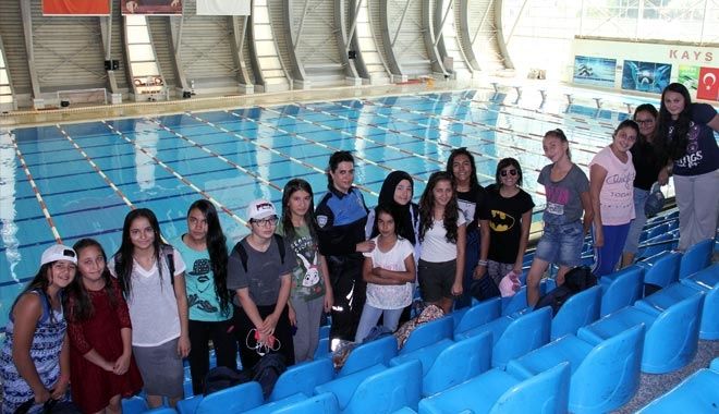 EMNİYETLE KULAÇ ATIYORLAR