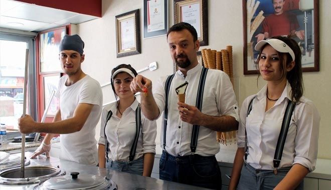 KAYSERİLİ DONDURMACI ALTIN DAĞITIYOR