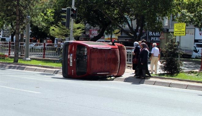 DİREKSİYON HAKİMİYETİ KAYBOLAN OTOMOBİL YAN YATTI