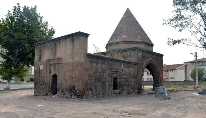 DÖRT AYAKLI TÜRBESİ İÇİN