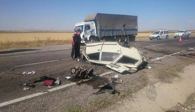 KARŞI YÖNDEKİ TIRA ÇARPAN OTOMOBİL PARAMPARÇA OLDU