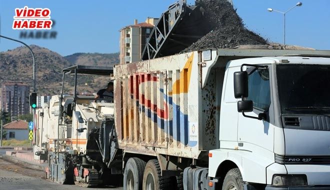 ZİYA GÖKALP´TE YOLLAR YENİLENİYOR