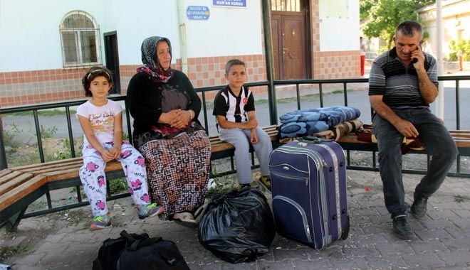 EV SAHİBİ TARAFINDAN SOKAĞA ATILAN AİLE