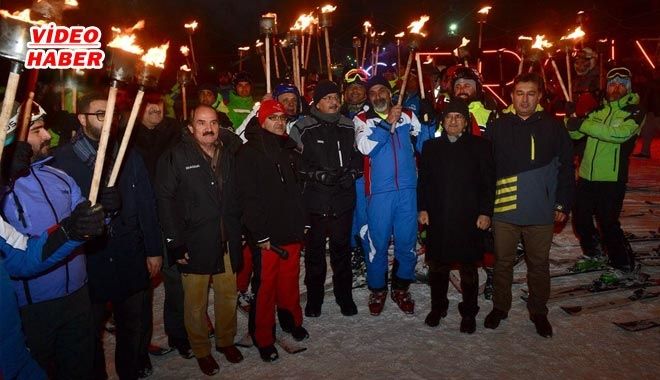 ERCİYES´TE YENİ YIL MEŞALELERLE KARŞILANDI
