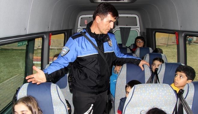 POLİSLER, ÖĞRENCİLERİN