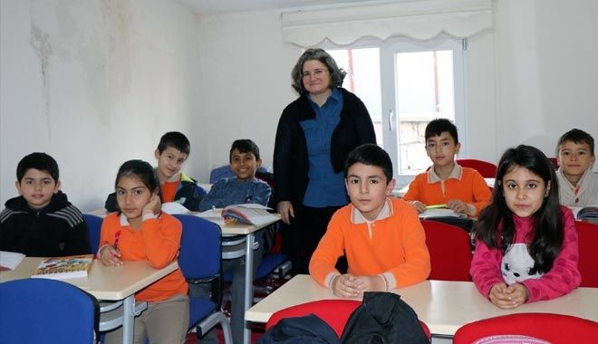 EMEKLİ ÖĞRETMEN, EĞİTİME VE ÖĞRENCİLERE OLAN HASRETİNİ