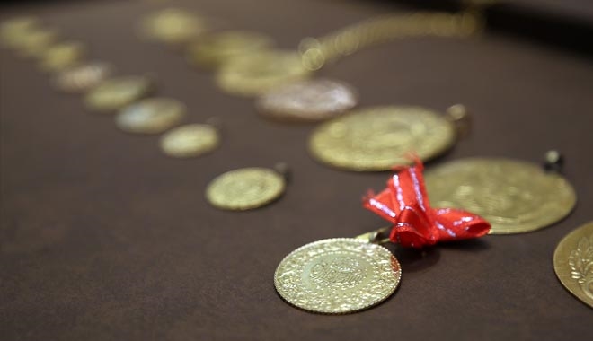 DÜĞÜNDE TAKTIĞI ALTINI