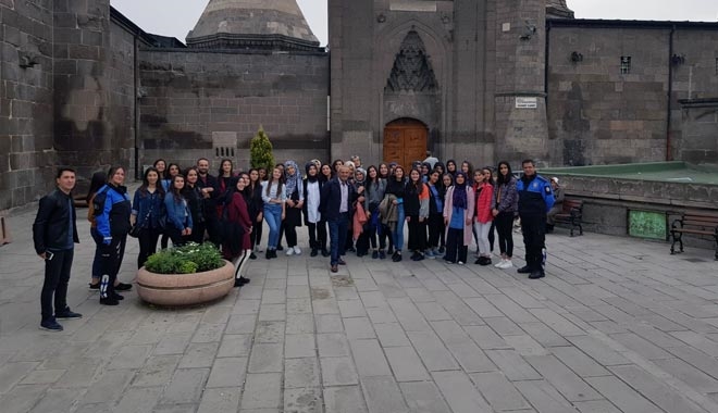 40 ÖĞRENCİ POLİS AĞABEY VE ABLALARI İLE