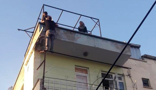 ÇATIDAN EVE GİRMEK İSTEDİ,