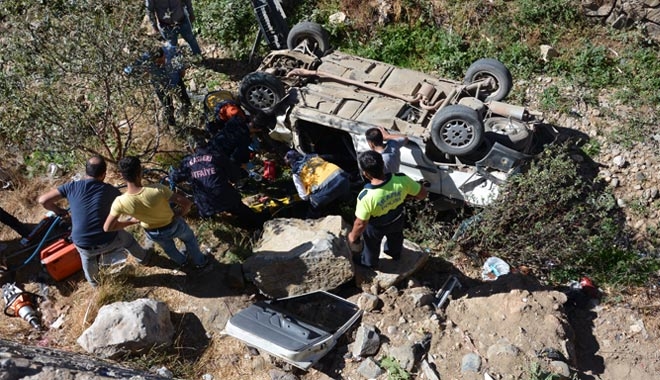 KAYSERİ´DE OTOMOBİL SU KANALINA DÜŞTÜ