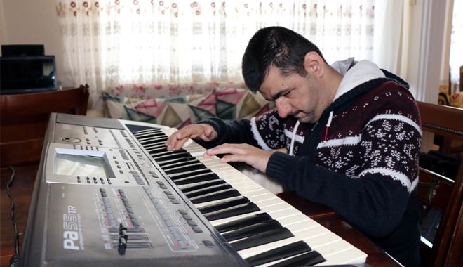 AKRABASININ ALDIĞI ORG, GÖRME ENGELLİ ÜZEYİR´İN HAYATINA IŞIK OLDU