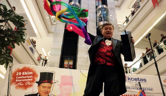 46 YILDIR ŞAPKASINDAN TAVŞAN ÇIKARTIYOR