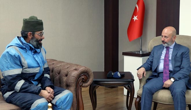 KIYAFETİ TOZLU OLDUĞU İÇİN