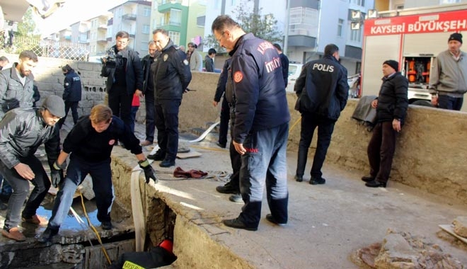 TOPUNU ALMAK İSTERKEN KANALİZASYON ÇUKURUNA DÜŞEN