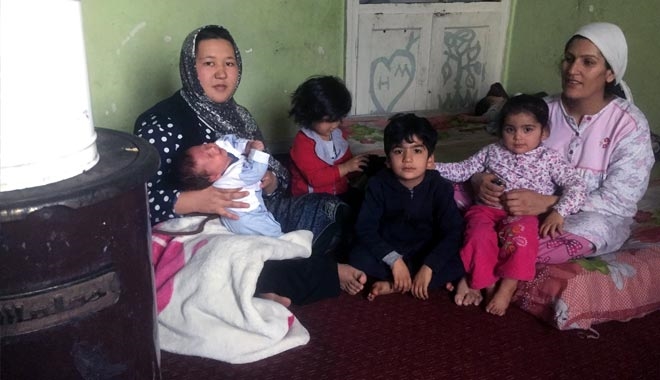 İKİ AFGAN MÜLTECİ AİLE AYNI EVDE KADERLERİNİ PAYLAŞIYOR