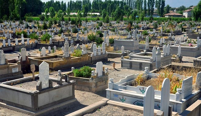 BABASININ MEZAR TAŞI ÇALINAN KADIN