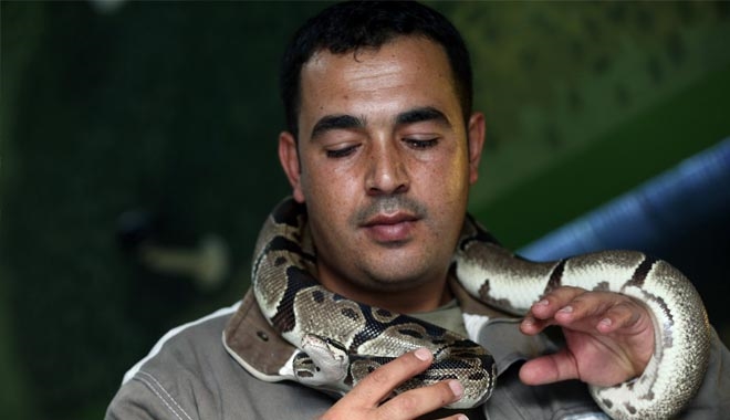 MESLEĞİNİ BIRAKTI,