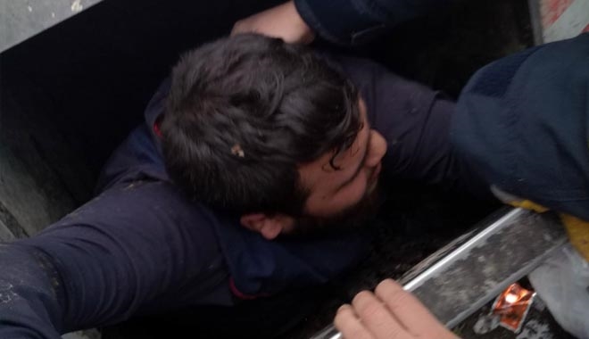 ÇÖP TOPLAMAK İÇİN GİRDİĞİ KONTEYNERDE MAHSUR KALDI 