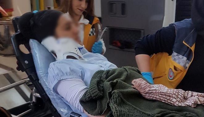 TRAMVAY DURAĞINA YÜRÜYEN KADIN,