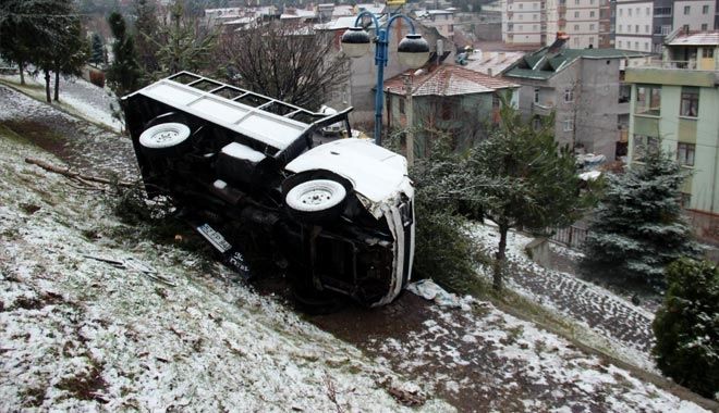 YOLDAN ÇIKAN KAMYONET PARKA DÜŞTÜ,