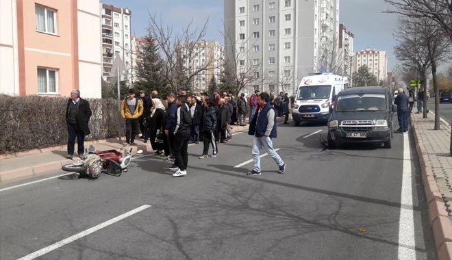 OTOMOBİL MOTOSİKLETE ÇARPTI