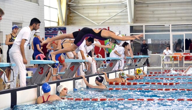 YÜZME GENÇLER TÜRKİYE BİRİNCİLİĞİ YARIŞLARI BAŞLADI