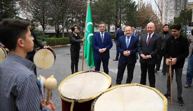 OKUL ZİYARETİNDE BAŞKAN ÇOLAKBAYRAKDAR´A