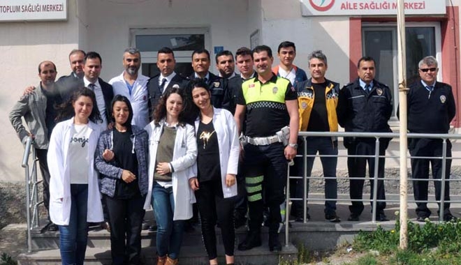 SAĞLIK ÇALIŞANLARINDAN POLİSLERE