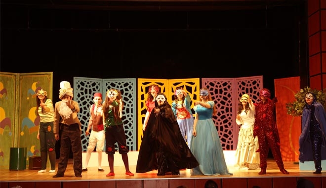 ?RENKLİ MASALLAR? SAHNELENDİ