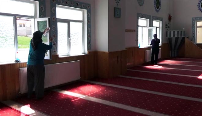 CAMİLERİ EVLERİ GİBİ TEMİZLİYORLAR
