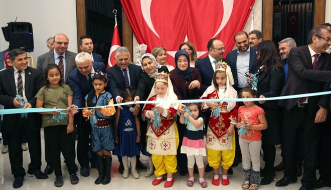 KÂĞIDI SANATA DÖNÜŞTÜREN,