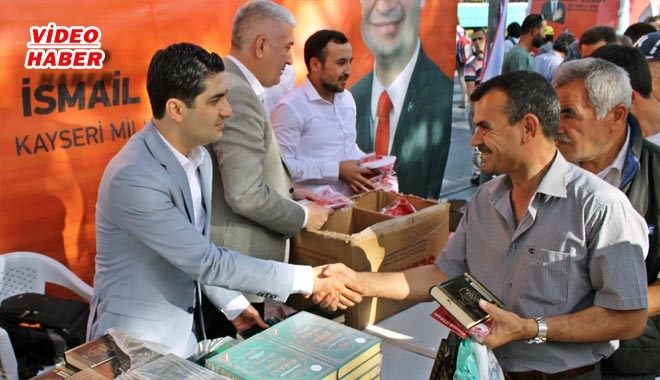 KGGD CUMHURİYET MEYDANINDA KUR´AN-I KERİM VE TÜRK BAYRAĞI DAĞITTI