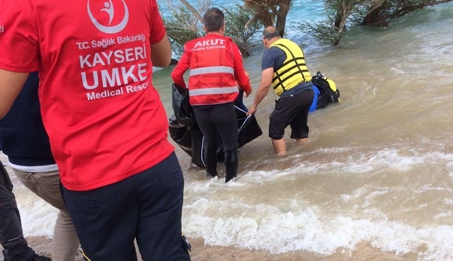 15 YAŞINDAKİ GENÇ KIZ