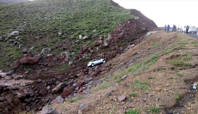 YOLDAN ÇIKAN ARAÇ ŞARAMPOLE UÇTU