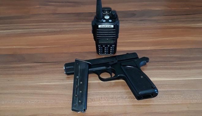 TELSİZ VE SİLAHLA YAKALANAN