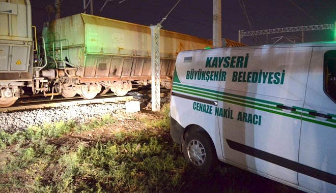 MANEVRA YAPAN TREN İŞÇİLERE ÇARPTI