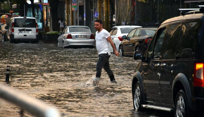 KAYSERİ´DE YAĞMUR SU BASKINLARINA NEDEN OLDU