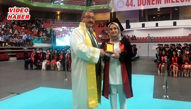 DİPLOMASINI REKTÖR OLAN