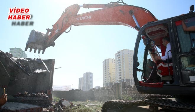 BAŞKAN ÇELİK, ORGENERAL HULUSİ AKAR BULVARI´NDAKİ YIKIMDA