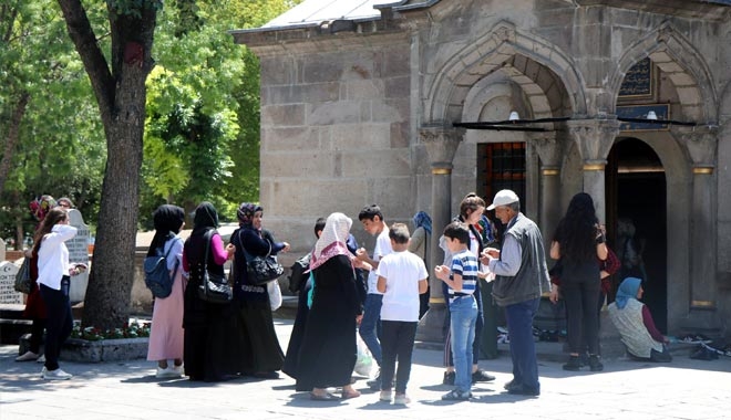 TÜRBELERDE ´SINAV´ YOĞUNLUĞU