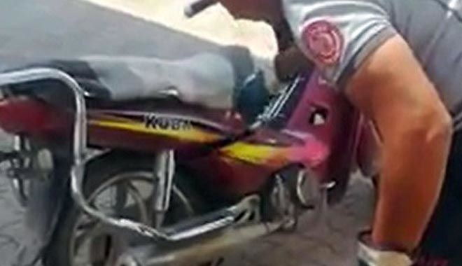 MOTOSİKLETE GİREN YILAN