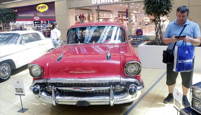 KLASİK OTOMOBİLLER SERGİLENDİ