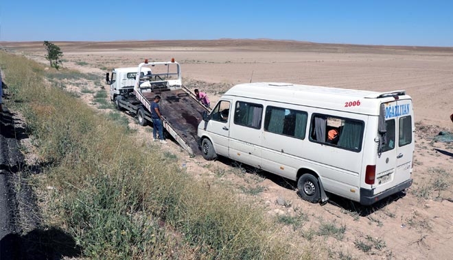 LASTİĞİ PATLAYAN YOLCU MİNİBÜSÜ ŞARAMPOLE YUVARLANDI