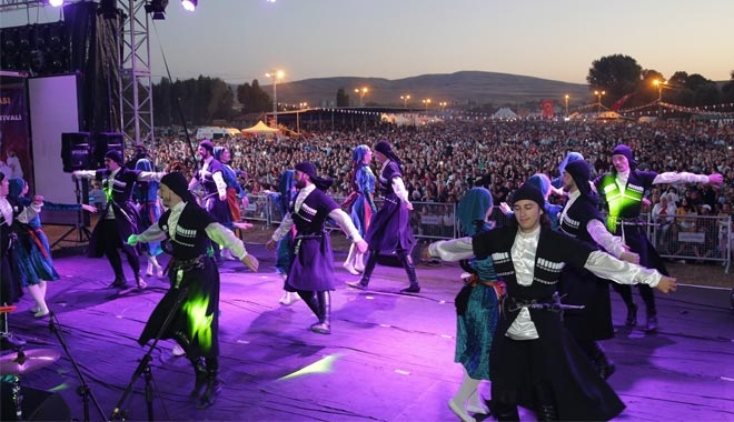 ÇERKESLERİN DANSLARI  